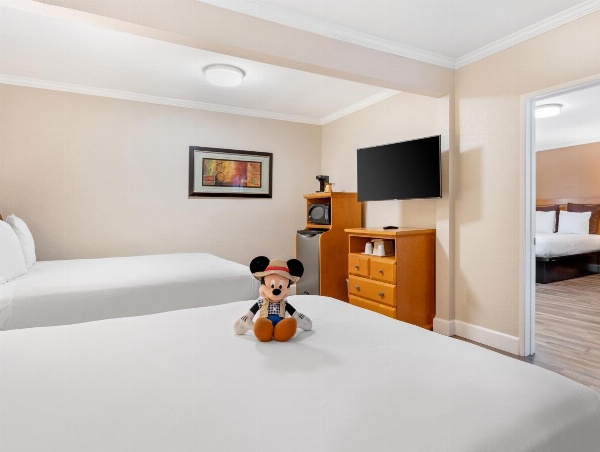 Anaheim Islander Inn and Suites Main image